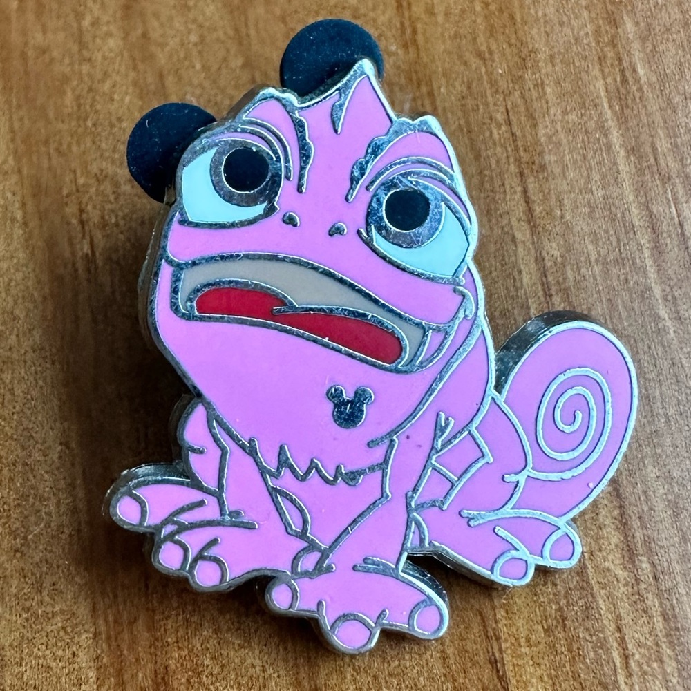 Tangled Pasquale Rapunzel pin - pink